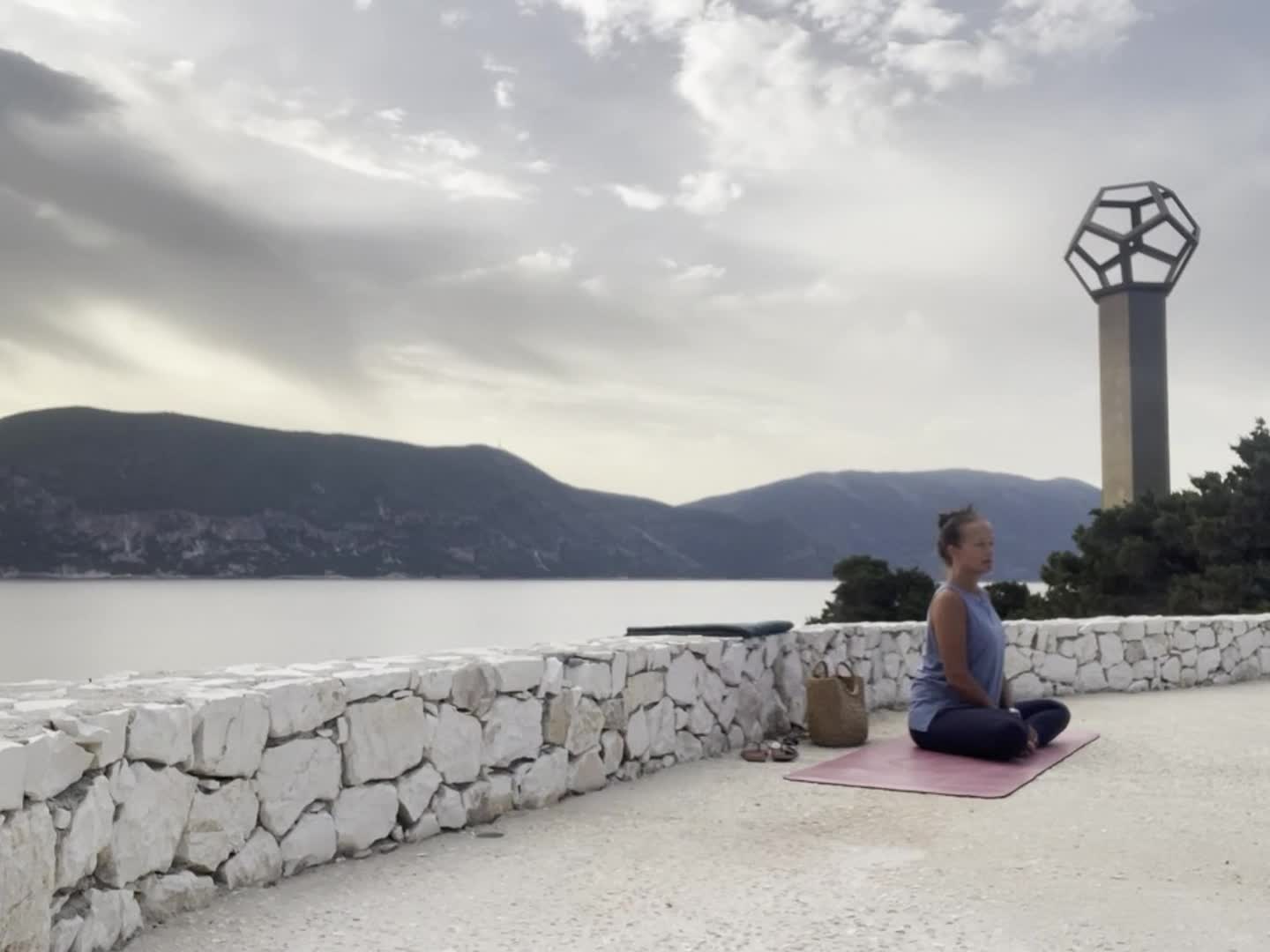 Häng med på ett yogapass på Kefalonia, Grekland.