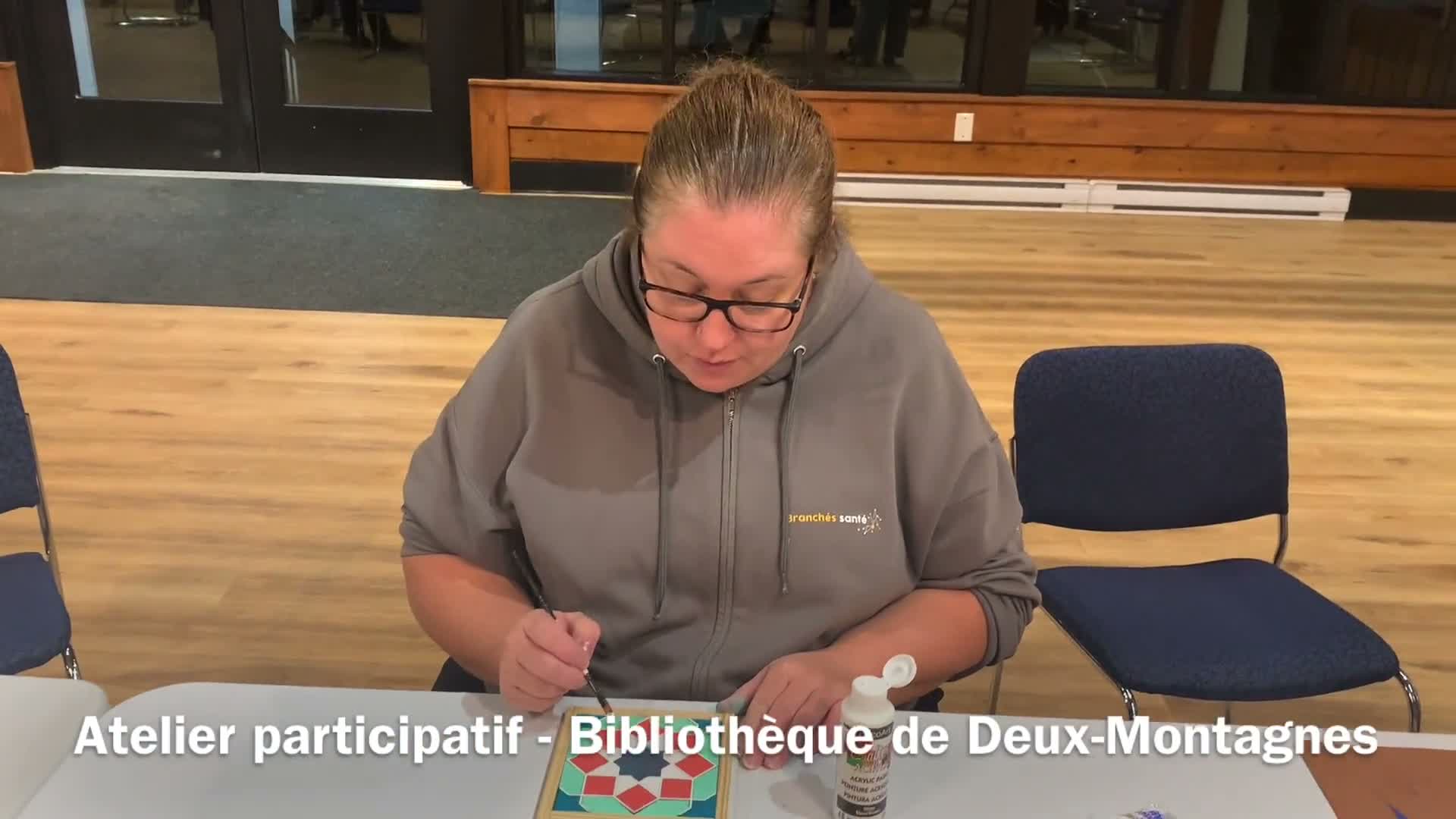Une participante peint sa création lors d’un atelier à la Bibliothèque de Deux-Montagnes